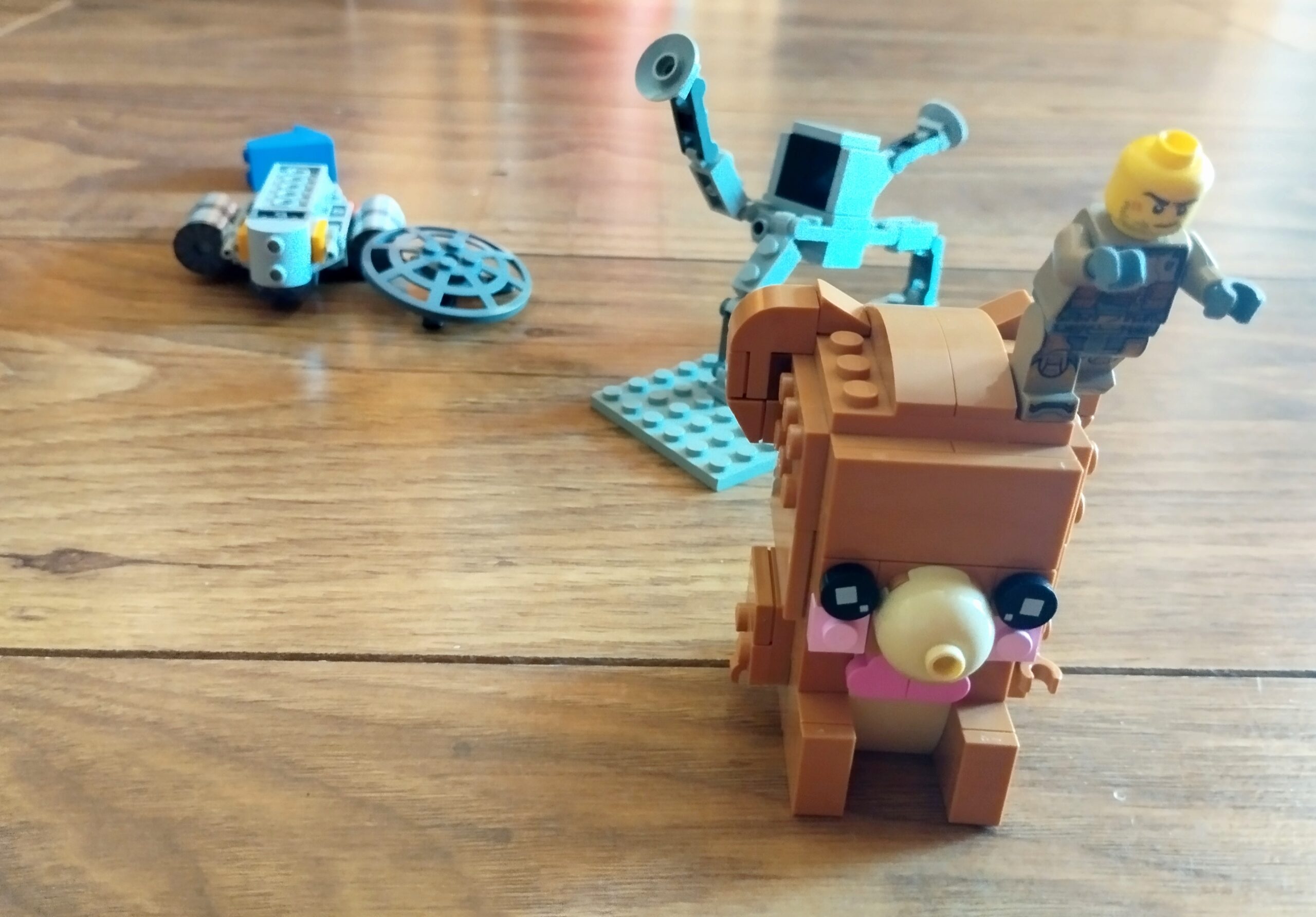 ROBOMACKÓ® (becsapós robot — cuki de vad.)